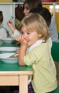 Escuela-Infantil-de-Oteiza-Hora-de-la-comida-vertical