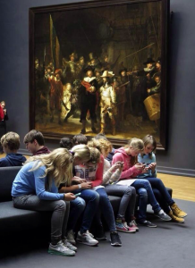 ninos_ignorando_museo